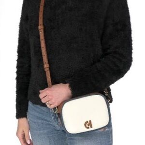 Chic Two-Tone Crossbody Bag - Pre-used.
BrandContemporary two-tone